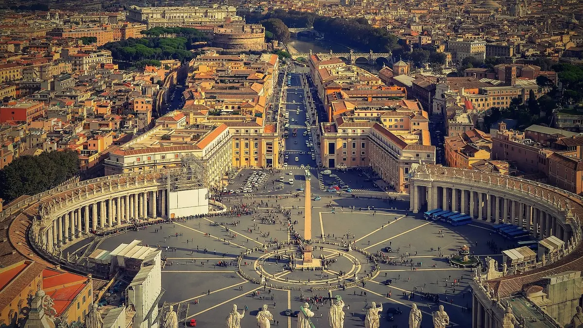 Praça de São Pedro: uma obra-prima da arquitetura barroca no Vaticano.